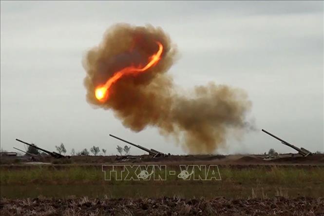 Binh sĩ Azerbaijan nã pháo về phía lực lượng Armenia trong cuộc xung đột tại khu vực tranh chấp Nagorno-Karabakh. Ảnh: AFP/TTXVN