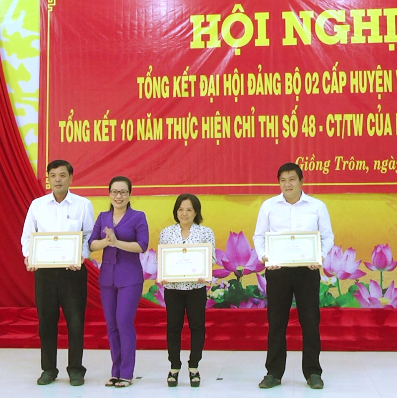 Trao giấy khen cho các tập thể có thành tích xuất sắc trong công tác chuẩn  bị và tổ chức đại hội.