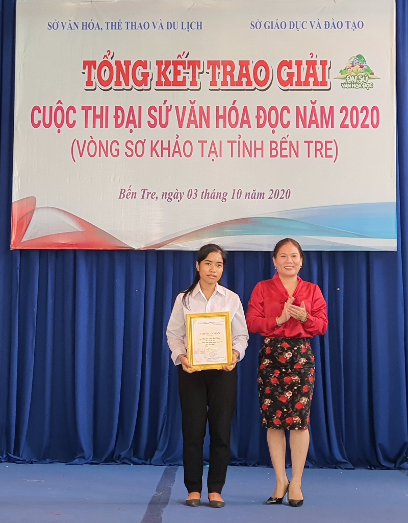 Tổng kết vòng sơ khảo cấp tỉnh cuộc thi “Đại sứ văn hóa đọc” năm 2020 Trao giải nhất cấp THCS cho thí sinh.