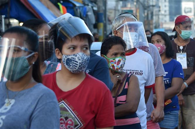Người dân đeo khẩu trang phòng lây nhiễm COVID-19 tại Manila, Philippines. Ảnh; AFP/TTXVN