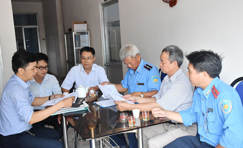 Hiệu quả trong phối hợp tuyên truyền an toàn giao thông Đoàn kiểm tra liên ngành tỉnh làm việc với Ban Quản lý Cảng cá Ba Tri. Ảnh: T. Huyền