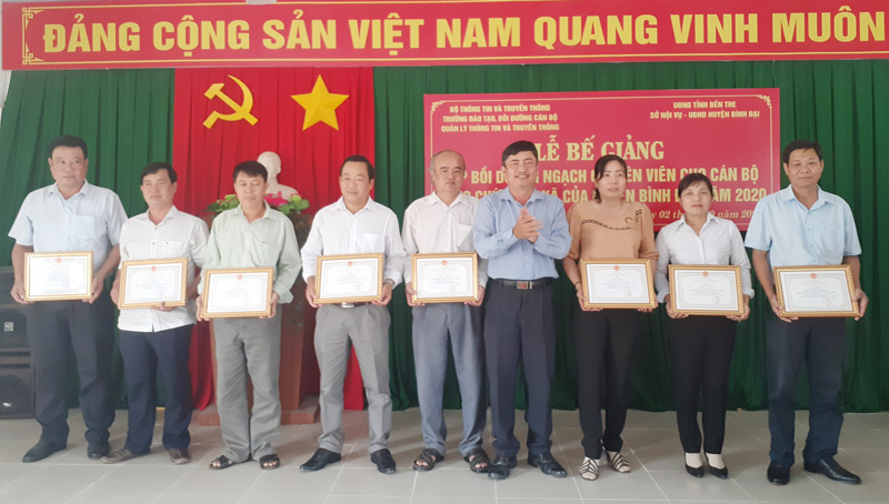 Trao giấy khen cho các học viên. Ảnh: Minh Nhân.