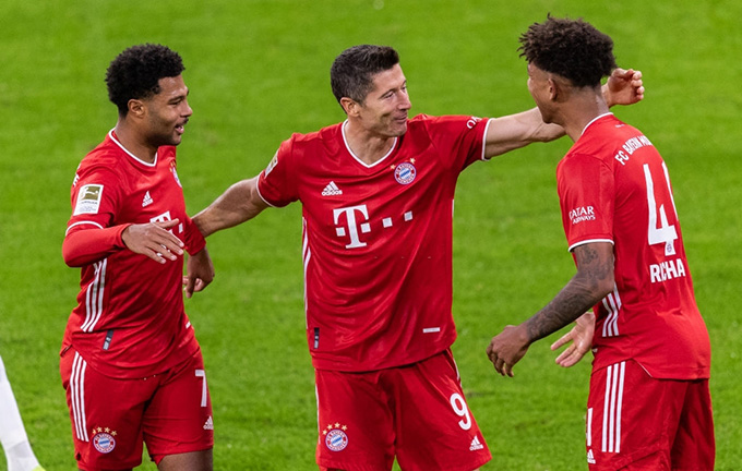 Lewandowski là người hùng của Bayern