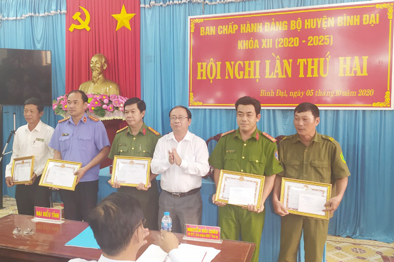 Trao giấy khen cho các tập thể cá nhân.