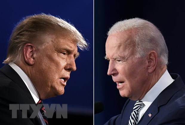 Ông Donald Trump và ông Joe Biden so kè quyết liệt tại tiểu bang Ohio Ứng viên tranh cử Tổng thống Mỹ của đảng Dân chủ Joe Biden (phải) và Tổng thống đương nhiệm Donald Trump trong cuộc tranh luận trực tiếp đầu tiên được truyền hình trực tiếp, tại Cleveland, bang Ohio ngày 29/9/2020. (Ảnh: AFP/TTXVN)
