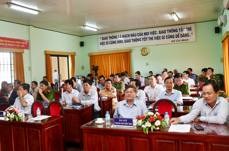 Nỗ lực kéo giảm tai nạn giao thông 3 tháng cuối năm 2020 Các đại biểu tham dự hội nghị bàn giải pháp kéo giảm tai nạn giao thông những tháng cuối năm 2020. Ảnh: T.Huyền