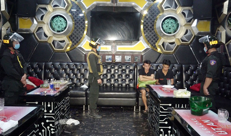 Bắt quả tang các đối tượng sử dụng ma túy trong quán karaoke. Ảnh: Thảo Giang