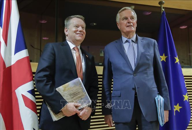 Trưởng đoàn đàm phán EU Michel Barnier (phải) và người đồng cấp Anh David Frost (trái) trước vòng đàm phán ở Brussels, Bỉ ngày 2-3-2020. Ảnh: AFP/TTXVN