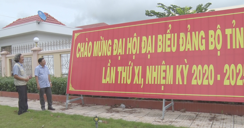 Kiểm tra công tác tuyên truyền Đại hội Đảng bộ tỉnh tại huyện Ba Tri Phó ban Tuyên giáo Tỉnh ủy Nguyễn Hữu Thọ kiểm tra thực tế tại huyện.