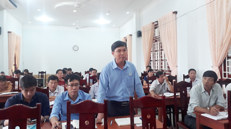 Các đại biểu bàn giải phápthực hiện liên kết tiêu thụ dừa. Ảnh: Kim Phụng.