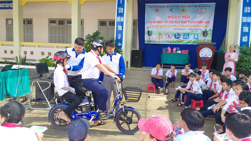 Các em học sinh được thực hành lái xe an toàn trên máy tập RT. Ảnh: Mỹ Xuyên.