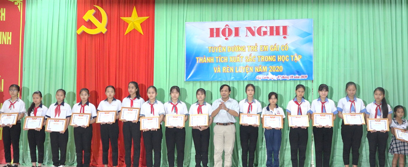 Trao tặng giấy khen cho 40 em học sinh nữ. Ảnh: Việt Cường.