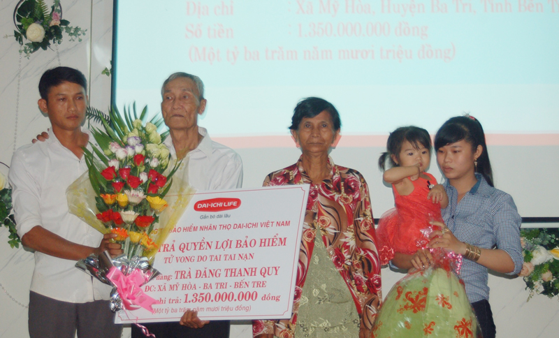 Dai-ichi Việt Nam chi trả quyền lợi bảo hiểm cho nạn nhân bị tai nạn Gia đình nạn nhân Trà Đăng Thanh Quy nhận chi trả quyền lợi bảo hiểm