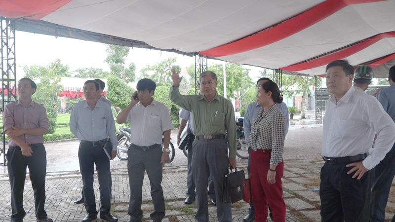 Đoàn kiểm tra thực tế tại địa điểm chuẩn bị tổ chức lễ công bố huyện Chợ Lách đạt chuẩn Nông thôn mới.