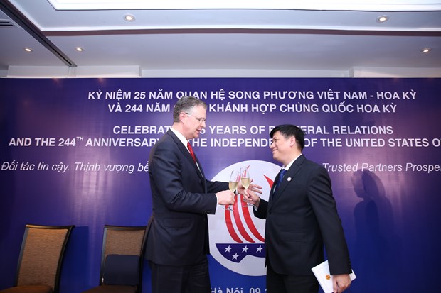 Kỷ niệm 25 năm thiết lập quan hệ ngoại giao Việt Nam - Hoa Kỳ Đại sứ Hoa Kỳ Daniel Kritenbrink và Quyền Bộ trưởng Y tế Nguyễn Thanh Long tại buổi lễ. Ảnh: Lê Minh Sơn/Vietnam+
