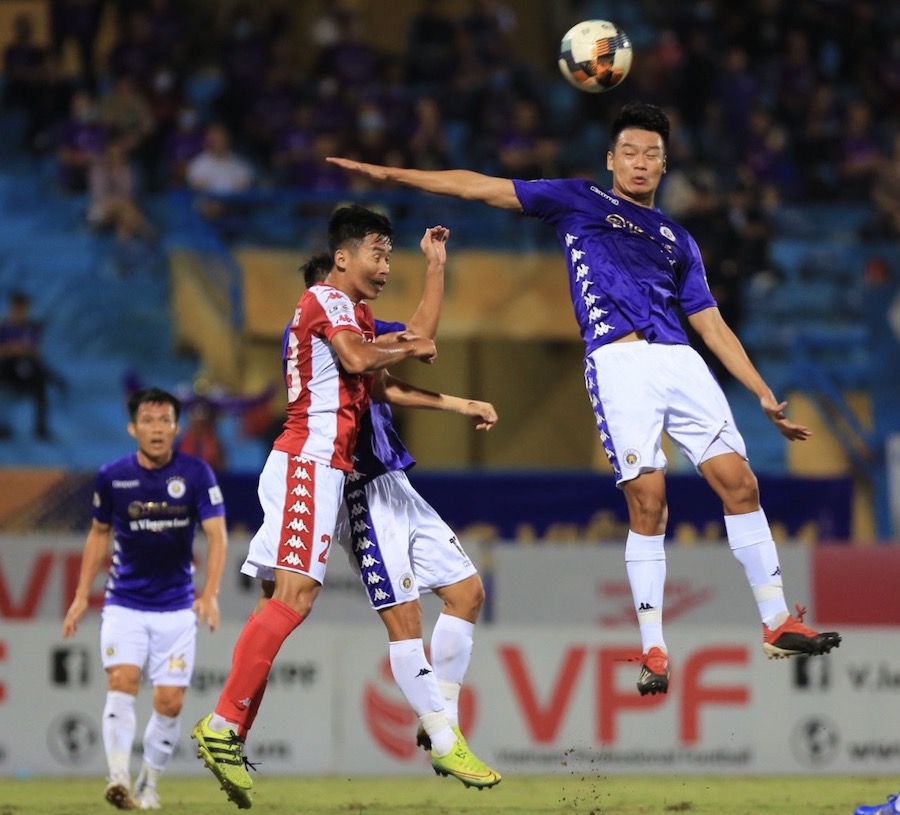 Hà Nội và TP.HCM chọn lối chơi đôi công và áp sát ngay khi bắt đầu trận đấu.