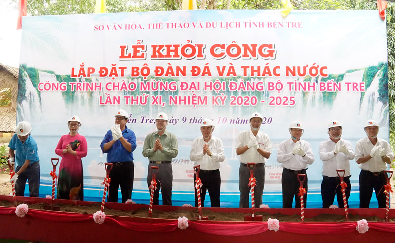 Các đại biểu lãnh đạo và nhà tài trợ thực hiện nghi thức khởi công.