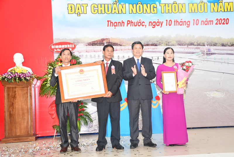 Phó chủ tịch UBND tỉnh Nguyễn Hữu Lập trao bằng công nhân xã NTM cho đảng bộ và nhân dân thạnh Phước.