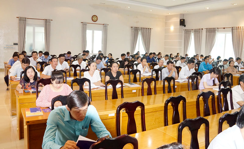 Tập huấn Điều lệ và Hướng dẫn thi hành điều lệ Công đoàn Việt Nam khóa XII Cán bộ CĐCS tham gia hội nghị tập huấn.