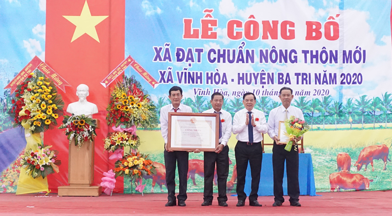 Phó bí thư Thường trực Tỉnh ủy Trần Ngọc Tam trao bằng công nhận xã đạt chuẩn NTM của UBND tỉnh cho lãnh đạo xã Vĩnh Hòa.