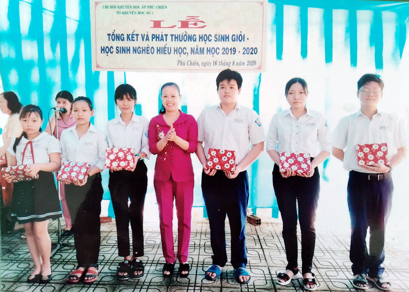Tổ Người cao tuổi số 3, ấp Phú Chiến tích cực với hoạt động khuyến học Phó chủ tịch UBND xã Phú Hưng, Chủ tịch Hội Khuyến học xã Nguyễn Thị Kim Loan trao phần thưởng của Tổ Khuyến học số 1, ấp Phú Chiến cho học sinh. Ảnh: CTV