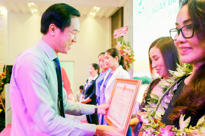 Chủ tịch UBND TP. Bến Tre Huỳnh Vĩnh Khánh trao giấy khen cho các doanh nghiệp có đóng góp tích cực.