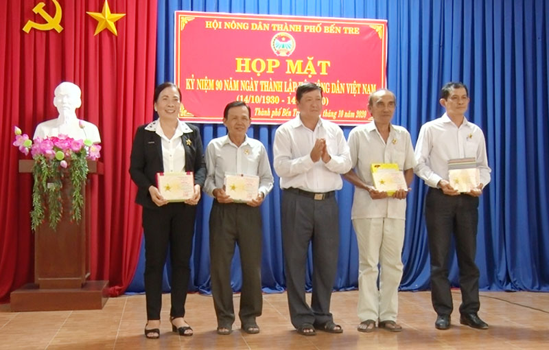 Phó bí thư Thường trực Thành ủy Võ Thanh Hồng trao Kỷ niệm chương cho các cá nhân.