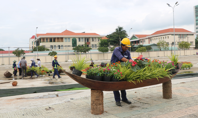 Công nhân Công ty cổ phần Công trình đô thị Bến Tre trang trí thuyền hoa trên tuyến đường Đại lộ Đồng khởi.