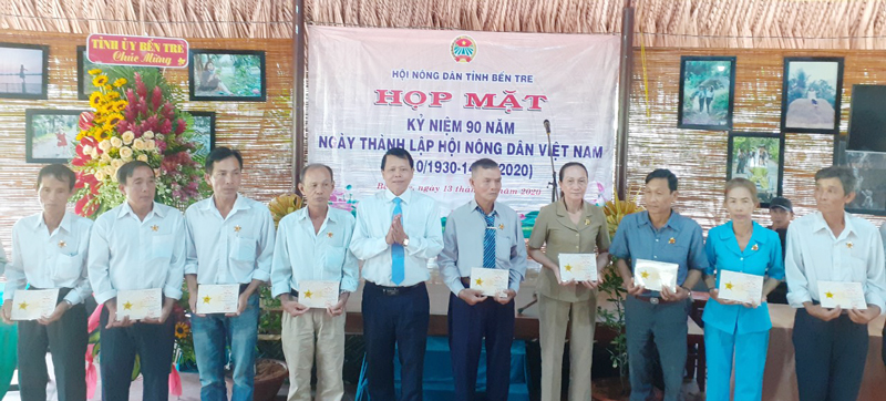 Trao Kỷ niệm chương vì giai cấp nông dân Việt Nam.