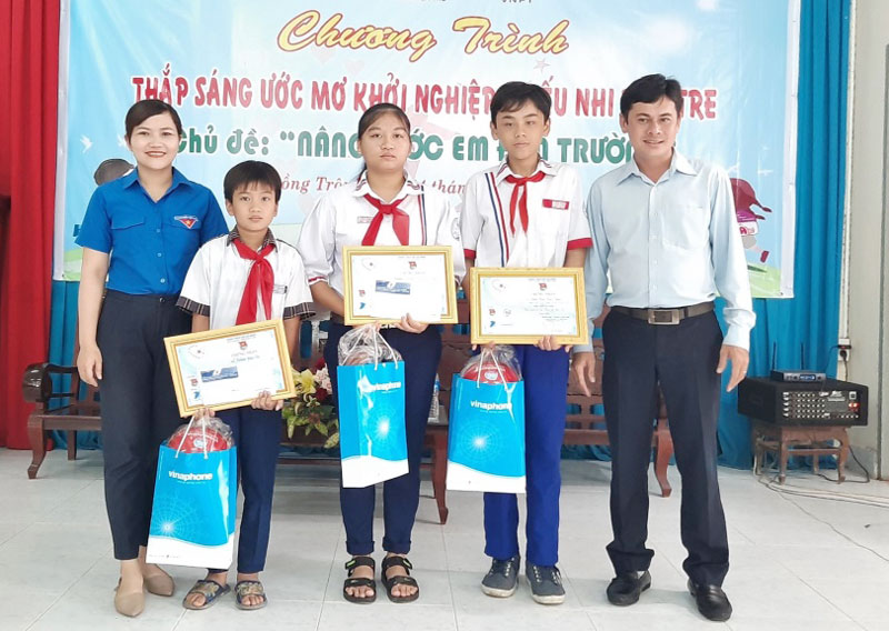 Chương trình Thắp sáng ước mơ thiếu nhi tại huyện Giồng Trôm Ban Tổ chức trao học bổng cho các em thiếu nhi có hoàn cảnh khó khăn.