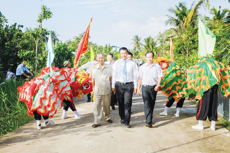 Nguyên Phó thủ tướng Chính phủ Trương Vĩnh Trọng đến thăm hỏi doanh nghiệp thực hiện Dự án Làng Văn hóa du lịch ASEAN+ tại ấp Kinh Cũ, xã Phong Nẫm (Giồng Trôm Ảnh: CTV