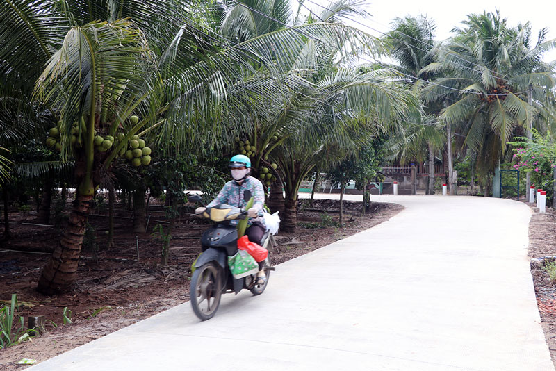 Đường Lộ Chùa, xã Phú Nhuận được hoàn thiện với nền đường rộng 5m nhờ phong trào xây dựng xã nông thôn mới nâng cao. 