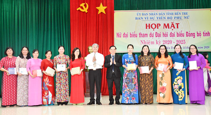 Họp mặt nữ đại biểu tham dự Đại hội đại biểu Đảng bộ tỉnh, nhiệm kỳ 2020-2025 Phó bí thư Thường trực Tỉnh ủy Trần Ngọc Tam, Phó chủ tịch Thường trực UBND tỉnh Nguyễn Văn Đức trao quà cho các cán bộ nữ.