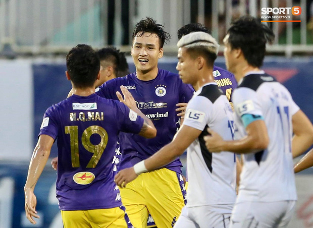 Bên cạnh Thành Chung, Bùi Hoàng Việt Anh cũng là một trung vệ có duyên ghi bàn. 