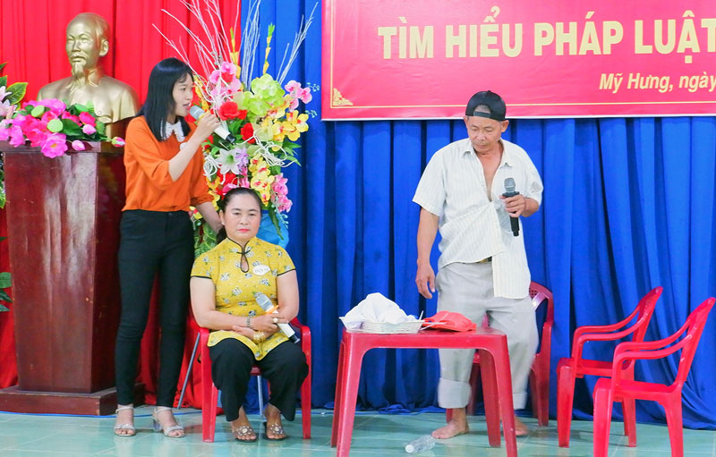 Tin hoạt động các huyện, thành phố ngày 16-10-2020 Phần thi tiểu phẩm của các đội. Ảnh: Minh Mừng