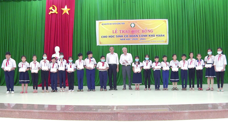 Tin hoạt động các huyện, thành phố ngày 16-10-2020 Trao học bổng cho các em học sinh. Ảnh: Trần Diệp