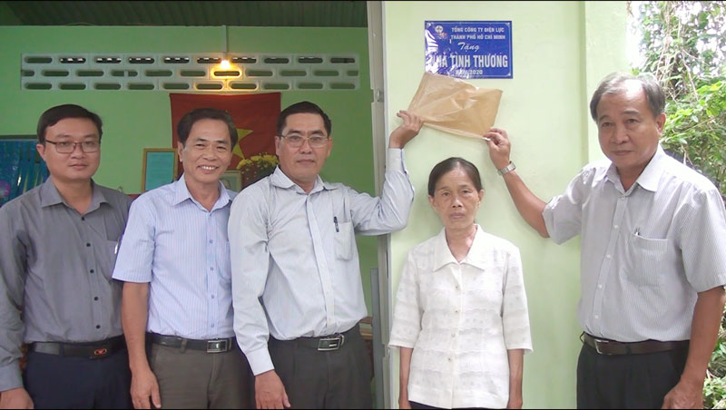 Tin hoạt động các huyện, thành phố ngày 16-10-2020 Đại biểu gở bảng trao nhà. Ảnh: Quang Uy