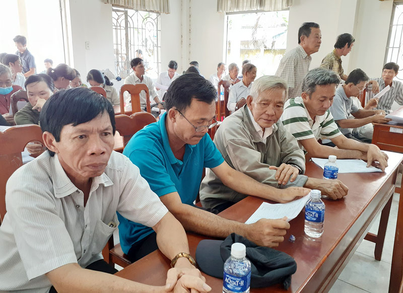 Tin hoạt động các huyện, thành phố ngày 16-10-2020 Nhân dân xã Phú Thuận tham dự họp công khai. Ảnh: Minh Nhân