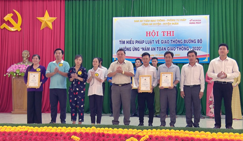 Tin hoạt động các huyện, thành phố ngày 16-10-2020 Trao giải cho các đội xuất sắc. Ảnh: Trần Xiện