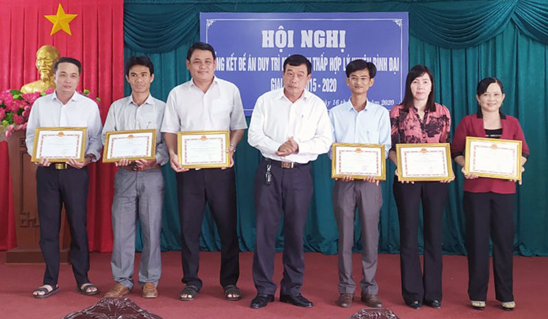 Tin hoạt động các huyện, thành phố ngày 16-10-2020 Trao giấy khen cho các tập thể, cá nhân. Ảnh: Sơn Tùng