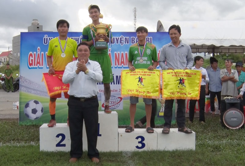 Tin hoạt động các huyện, thành phố ngày 16-10-2020 Trao giải cho các đội. Ảnh: Trần Xiện
