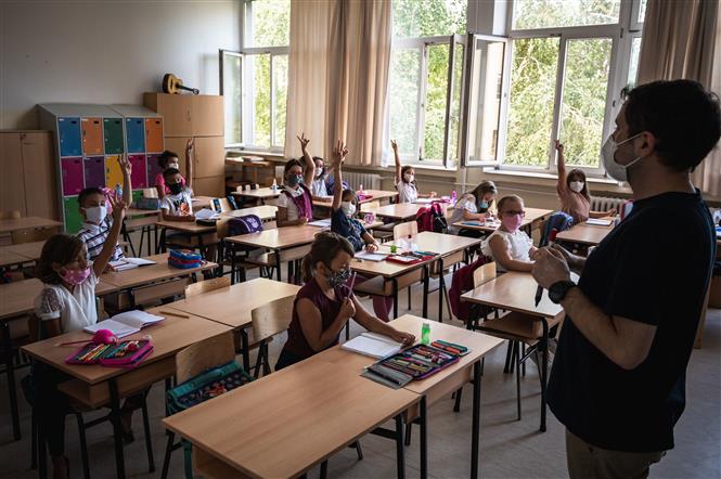 Thế giới gần 40 triệu ca bệnh, châu Âu trong làn sóng lây nhiễm kỷ lục Giáo viên và học sinh đeo khẩu trang phòng lây nhiễm COVID-19 tại một trường học ở Belgrade, Serbia. Ảnh: AFP/TTXVN