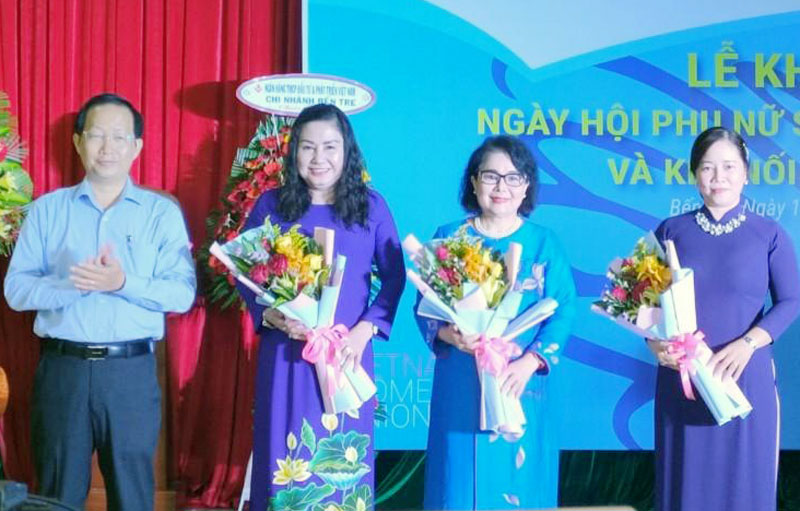 Tổ chức “Ngày hội Phụ nữ sáng tạo khởi nghiệp và kết nối doanh nghiệp” năm 2020 Phó chủ tịch UBND tỉnh Nguyễn Trúc Sơn trao hoa chúc mừng tại ngày hội. Ảnh: CTV