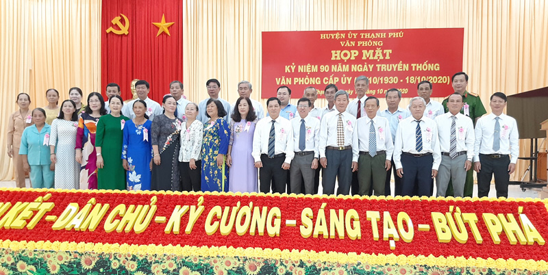 Đại biểu chụp ảnh lưu niệm tại buổi họp mặt