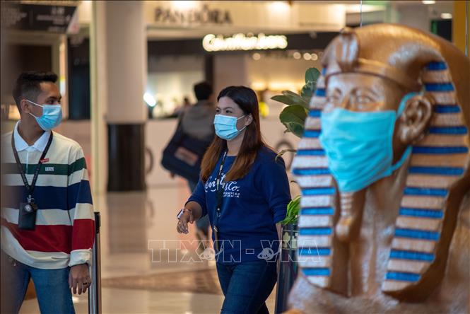 Thế giới vượt 40 triệu ca bệnh Người dân đeo khẩu trang phòng lây nhiễm COVID-19 tại Kuala Lumpur, Malaysia. Ảnh: AFP/TTXVN