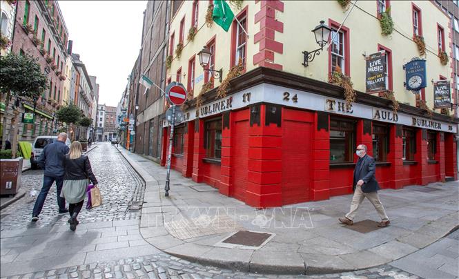 Thế giới vượt 40 triệu ca bệnh Các cửa hàng đóng cửa do dịch COVID-19 tại Dublin, Ireland ngày 18-9-2020. Ảnh: AFP/TTXVN