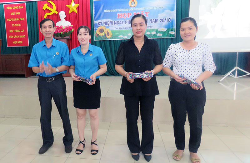 Công đoàn các Khu công nghiệp họp mặt Ngày Phụ nữ Việt Nam Trao tặng quà cho nữ cán bộ công đoàn.