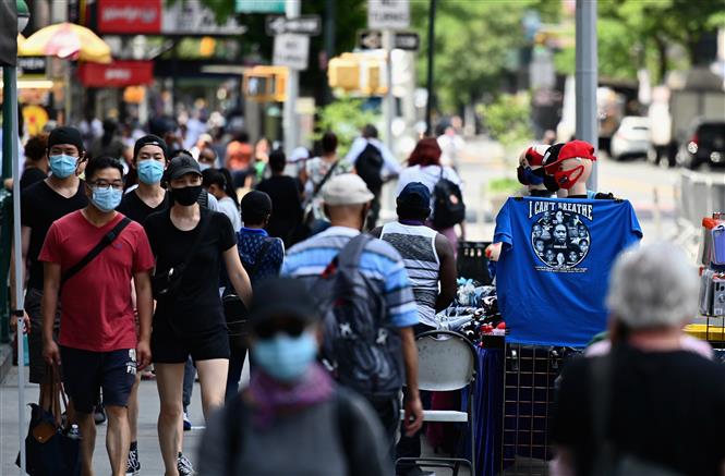 Người dân di chuyển trên đường phố tại New York, Mỹ, ngày 25-6-2020. Ảnh: AFP/ TTXVN