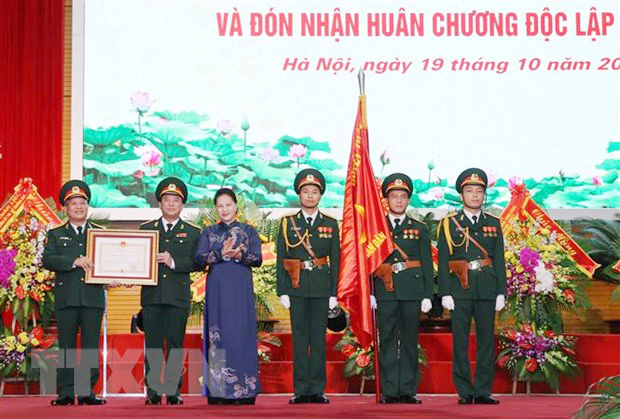 Kỷ niệm 70 năm ngày truyền thống Báo Quân đội nhân dân Chủ tịch Quốc hội Nguyễn Thị Kim Ngân trao Huân chương Độc lập hạng Ba cho Báo Quân đội nhân dân. Ảnh: Trọng Đức/TTXVN