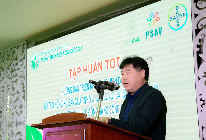 PGS.TS. Lê Quốc Thanh, Giám đốc Trung tâm Khuyến nông Quốc gia phát biểu khai mạc Khóa Tập huấn giúp người dân ứng phó hiệu quả với hạn mặn, COVID-19 và canh tác nông nghiệp an toàn, bền vững.